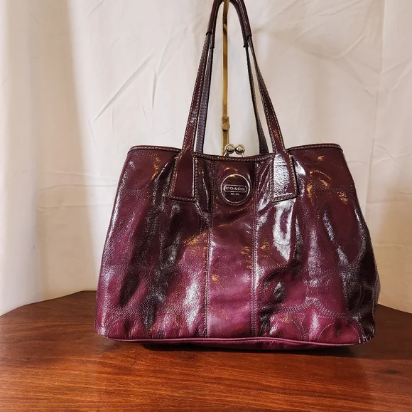 Spotless deep plum "Nora" Kisslock in patent leather. - Picture 2 of 11